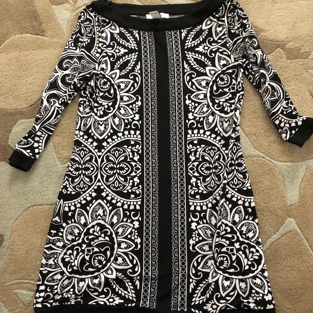 White House black market black and white paisley tunic